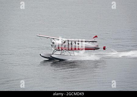 Ein DeHaviland Beaver-Buschflugzeug startet vom Hafen in Ketchikan, Alaska. Bush-Flugzeuge sind gemeinsame Sehenswürdigkeiten in der Hafengegend der Stadt, beide f Stockfoto