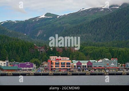 Blick auf die Innenstadt von Ketchikan, Alaska, eine Stadt am Wasser, die einst eine Lachs-Kapitol- und Goldgräbergemeinde war und auf Revillagigedo Island auf dem Insid erbaut wurde Stockfoto