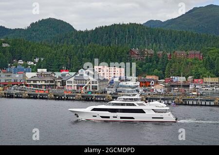 Blick auf die Innenstadt von Ketchikan, Alaska, eine Stadt am Wasser, die einst eine Lachs-Kapitol- und Goldgräbergemeinde war und auf Revillagigedo Island auf dem Insid erbaut wurde Stockfoto