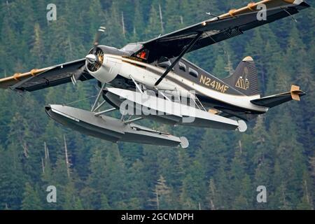 Ein DeHaviland Beaver-Buschflugzeug startet vom Hafen in Ketchikan, Alaska. Bush-Flugzeuge sind gemeinsame Sehenswürdigkeiten in der Hafengegend der Stadt, beide f Stockfoto