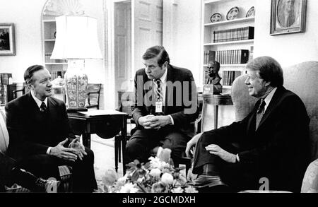 Der Präsident der Vereinigten Staaten, Jimmy Carter, rechts, trifft sich am Montag, den 7. Februar 1977, mit dem amtierenden Bürgermeister Michael A. Bilandic (Demokrat von Chicago, Illinois), der Linken und dem US-Vertreter Dan Rostenkowski (Demokrat von Illinois), Mitte, im Oval Office des Weißen Hauses in Washington, DC. Weitere Teilnehmer des Treffens waren: Thomas R. Donovan, Verwaltungsassistent des Bürgermeisters von Chicago, Illinois; US-Senator Adlai E. Stevenson (Demokrat von Illinois); Francis Sullivan, Pressedirektor des Bürgermeisters von Chicago, Illinois; Marshall Suloway, Kommissar für öffentliche Arbeiten für Chicago, Illin Stockfoto