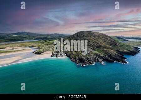 Luftaufnahme von Barleycove Beach, einem sanft geschwungenen goldenen Strand, der aus einer weitläufigen Landschaft zwischen den aufsteigenden grünen Hügeln des beaut besteht Stockfoto