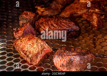 Brasilianisches Barbecue von Rindfleisch, das auf dem Grill oder auf einem Spieß gekocht wird Stockfoto