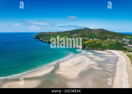 Luftaufnahme von Barleycove Beach, einem sanft geschwungenen goldenen Strand, der aus einer weitläufigen Landschaft zwischen den aufsteigenden grünen Hügeln des beaut besteht Stockfoto