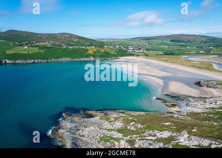 Luftaufnahme von Barleycove Beach, einem sanft geschwungenen goldenen Strand, der aus einer weitläufigen Landschaft zwischen den aufsteigenden grünen Hügeln des beaut besteht Stockfoto