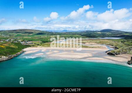 Luftaufnahme von Barleycove Beach, einem sanft geschwungenen goldenen Strand, der aus einer weitläufigen Landschaft zwischen den aufsteigenden grünen Hügeln des beaut besteht Stockfoto