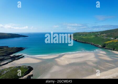 Luftaufnahme von Barleycove Beach, einem sanft geschwungenen goldenen Strand, der aus einer weitläufigen Landschaft zwischen den aufsteigenden grünen Hügeln des beaut besteht Stockfoto