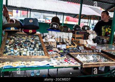 Krakau, Polen - 28. August 2018: Händler auf dem Flohmarkt des Plac Nowy, der eine Auswahl an Antiquitäten in Krakau, Polen, präsentiert Stockfoto