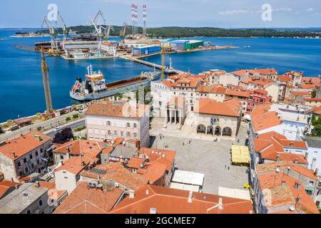 Eine Luftaufnahme des Stadtplatzes Forum in Pula, im Hintergrund Überreste der ehemaligen Werft in Pula, Istrien, Kroatien Stockfoto