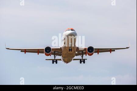 PULA, KROATIEN - 24. JULI 2021: Easy Jet Airbus A320 HB-JXN Passagierflugzeug landet auf dem Flughafen Pula, Kroatien Stockfoto