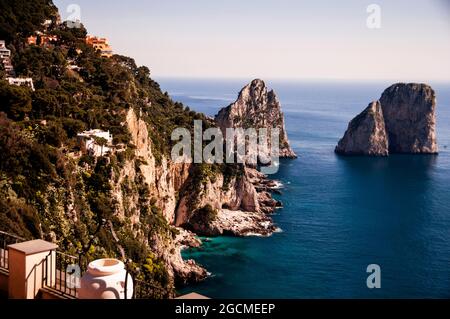 Die Meeresfelsformationen I Faraglioni vor der Küste von Capri in der Bucht von Neapel. Stockfoto