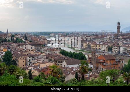 Blick auf die Stadt Florenz von der Piazzale Michelangelo (Michelangelo Platz) an einem Sommertag. Stockfoto