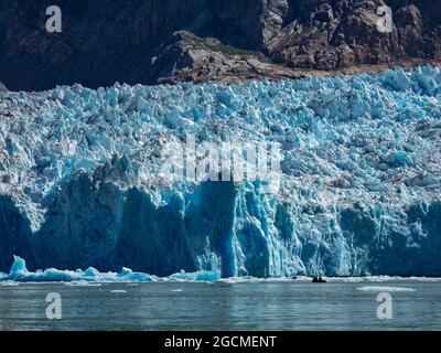 Erkunden Sie den wunderschönen kitewater Gletscher des South Sawyer Gletschers per Tierkreis im Tracy Arm Wildnisgebiet, Tongass National Forest, Alaska, USA Stockfoto