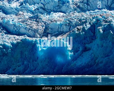 Erkunden Sie den wunderschönen kitewater Gletscher des South Sawyer Gletschers per Tierkreis im Tracy Arm Wildnisgebiet, Tongass National Forest, Alaska, USA Stockfoto