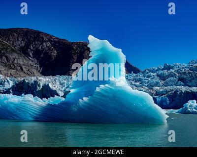 Erkunden Sie den wunderschönen kitewater Gletscher des South Sawyer Gletschers per Tierkreis im Tracy Arm Wildnisgebiet, Tongass National Forest, Alaska, USA Stockfoto