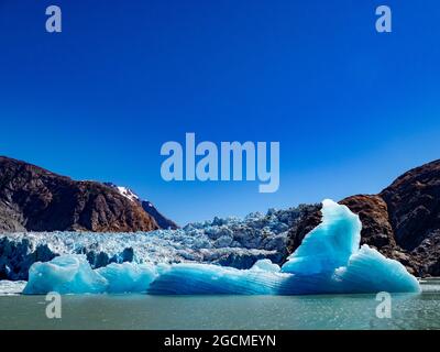 Erkunden Sie den wunderschönen kitewater Gletscher des South Sawyer Gletschers per Tierkreis im Tracy Arm Wildnisgebiet, Tongass National Forest, Alaska, USA Stockfoto