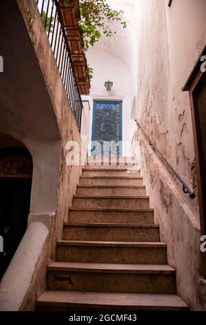 Blaue schmiedeeiserne Tür auf Capri, Italien. Stockfoto