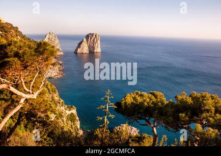 Seestapel genannt I Faraglioni vor der Küste von Capri, Italien. Stockfoto