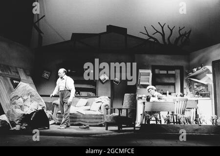 Ken Jones (Jim Bloggs), Patricia Routledge (Hilda Bloggs) in WHEN THE WIND BLOWS von Raymond Briggs im Whitehall Theatre, London SW1 21/04/1983 Design: Billy Meall Beleuchtung: John A Williams Regie: David Neilson Stockfoto