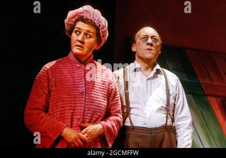 Patricia Routledge (Hilda Bloggs), Ken Jones (Jim Bloggs) in WHEN THE WIND BLOWS von Raymond Briggs im Whitehall Theatre, London SW1 21/04/1983 Design: Billy Meall Beleuchtung: John A Williams Regie: David Neilson Stockfoto