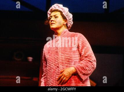 Patricia Routledge (Hilda Bloggs) in WHEN THE WIND BLOWS von Raymond Briggs im Whitehall Theatre, London SW1 21/04/1983 Design: Billy Meall Beleuchtung: John A Williams Regie: David Neilson Stockfoto