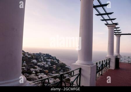 Von der Piazza Umberto I auf der italienischen Insel Capri blickt man auf das Tyrrhenische Meer. Stockfoto