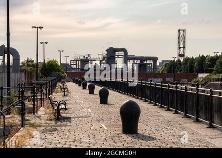 Birkenhead, Großbritannien: Wirral Circular Trail neben den Kläranlage, Flussweg entlang der Mersey. Stockfoto