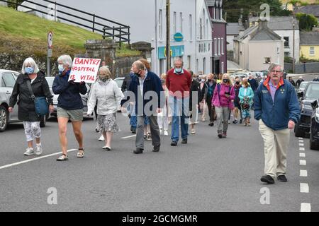 Bantry, West Cork, Irland. August 2021. Tausende von Menschen marschierten durch die Straßen von Bantry, um das Bantry General Hospital zu retten. Kredit: Karlis Dzjamko/Alamy Live Nachrichten Stockfoto