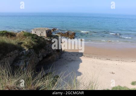 Kiste aus dem 2. Weltkrieg auf der Klippe mit Blick auf das Meer Stockfoto