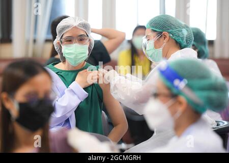 Thailändisches medizinisches Personal erhält am 9. August 2021 eine Auffrischdosis des COVID-19 Pfizer-Impfstoffs im Allgemeinen Krankenhaus der Stadtverwaltung von Bangkok in Bangkok, Thailand. Thailand beginnt mit der Impfung von Impfdosen mit dem Pfizer Covid-19-Impfstoff an das medizinische Personal und die medizinischen Mitarbeiter vor Ort, die bereits zwei Schüsse erhalten haben, in zwölf Krankenhäusern in Bangkok unter dem medizinischen Büro von Bangkok. Mehr als 1.5 Millionen Dosen der Pfizer mRNA-Impfstoffe wurden von den Vereinigten Staaten an Thailand gespendet. (Foto von Vichan Poti/Pacific Press/Sipa USA) Stockfoto