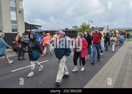 Bantry, West Cork, Irland. August 2021. Tausende von Menschen marschierten durch die Straßen von Bantry, um das Bantry General Hospital zu retten. Kredit: Karlis Dzjamko/Alamy Live Nachrichten Stockfoto
