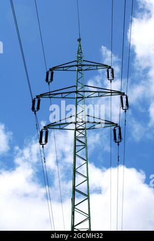 Hochspannungs-elektrische Türme und Linien mit blauem Himmel und Wolken. Eletricity Türme mit blauem Himmel Hintergrund. Hochspannungsübertragungsleitungen. Stockfoto