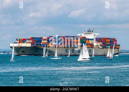 cowes Week, Containerschiff in solent, Containerschiff in der Nähe von Yachten, Containerschiff im Dornenkanal, Containerschiff in solent southampton. Stockfoto