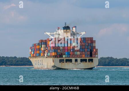 Großes Containerschiff in solent, massives Containerschiff auf See. Containerisierung von Waren, Import von Containern, Export von Containern, Schifffahrt Stockfoto