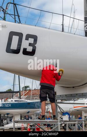 cowes Week, Insel wight, Polierboot, Polierboot, Rennyacht, Rennyacht reinigen, Polierrumpf der großen Yacht, Segelyacht Wartung. Stockfoto