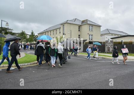 Bantry, West Cork, Irland. August 2021. Tausende von Menschen marschierten durch die Straßen von Bantry, um das Bantry General Hospital zu retten. Kredit: Karlis Dzjamko/Alamy Live Nachrichten Stockfoto