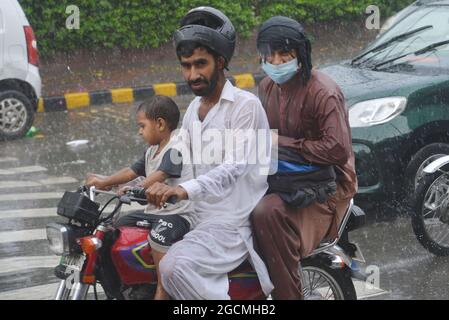 Lahore, Pakistan. August 2021. Pakistanische Autofahrer sind am 8. August 2021 bei starkem Monsunregen am Shimla Hill chowk in der Provinzhauptstadt Lahore, Pakistan, unterwegs. (Foto von Rana Sajid Hussain/Pacific Press/Sipa USA) Quelle: SIPA USA/Alamy Live News Stockfoto