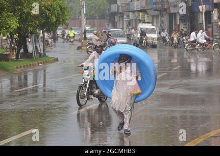 Lahore, Pakistan. August 2021. Pakistanische Autofahrer sind am 8. August 2021 bei starkem Monsunregen am Shimla Hill chowk in der Provinzhauptstadt Lahore, Pakistan, unterwegs. (Foto von Rana Sajid Hussain/Pacific Press/Sipa USA) Quelle: SIPA USA/Alamy Live News Stockfoto