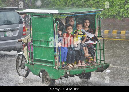 Lahore, Pakistan. August 2021. Pakistanische Autofahrer sind am 8. August 2021 bei starkem Monsunregen am Shimla Hill chowk in der Provinzhauptstadt Lahore, Pakistan, unterwegs. (Foto von Rana Sajid Hussain/Pacific Press/Sipa USA) Quelle: SIPA USA/Alamy Live News Stockfoto