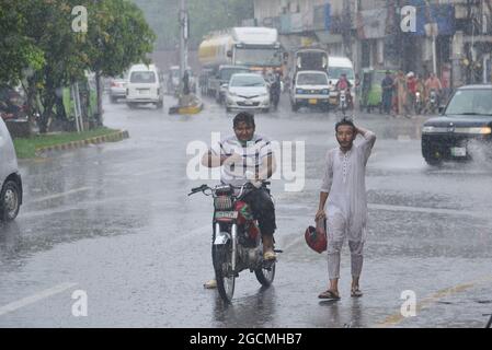 Lahore, Pakistan. August 2021. Pakistanische Autofahrer sind am 8. August 2021 bei starkem Monsunregen am Shimla Hill chowk in der Provinzhauptstadt Lahore, Pakistan, unterwegs. (Foto von Rana Sajid Hussain/Pacific Press/Sipa USA) Quelle: SIPA USA/Alamy Live News Stockfoto