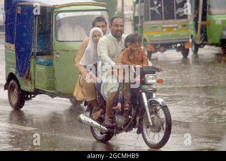 Lahore, Pakistan. August 2021. Pakistanische Autofahrer sind am 8. August 2021 bei starkem Monsunregen am Shimla Hill chowk in der Provinzhauptstadt Lahore, Pakistan, unterwegs. (Foto von Rana Sajid Hussain/Pacific Press/Sipa USA) Quelle: SIPA USA/Alamy Live News Stockfoto