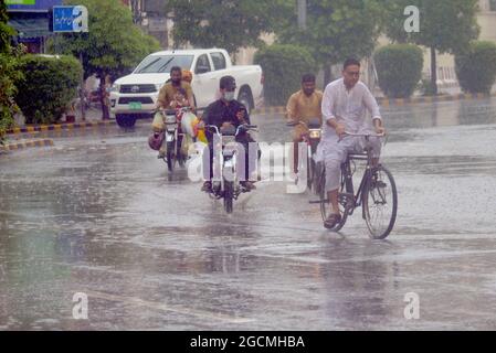 Lahore, Pakistan. August 2021. Pakistanische Autofahrer sind am 8. August 2021 bei starkem Monsunregen am Shimla Hill chowk in der Provinzhauptstadt Lahore, Pakistan, unterwegs. (Foto von Rana Sajid Hussain/Pacific Press/Sipa USA) Quelle: SIPA USA/Alamy Live News Stockfoto