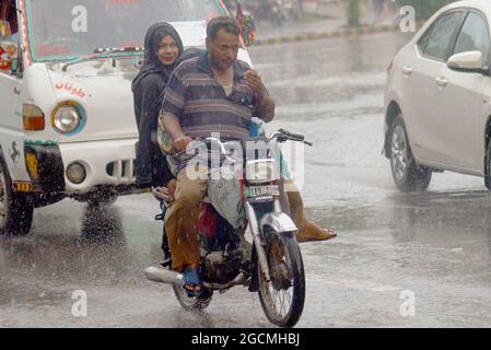 Lahore, Pakistan. August 2021. Pakistanische Autofahrer sind am 8. August 2021 bei starkem Monsunregen am Shimla Hill chowk in der Provinzhauptstadt Lahore, Pakistan, unterwegs. (Foto von Rana Sajid Hussain/Pacific Press/Sipa USA) Quelle: SIPA USA/Alamy Live News Stockfoto