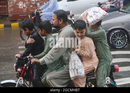 Lahore, Pakistan. August 2021. Pakistanische Autofahrer sind am 8. August 2021 bei starkem Monsunregen am Shimla Hill chowk in der Provinzhauptstadt Lahore, Pakistan, unterwegs. (Foto von Rana Sajid Hussain/Pacific Press/Sipa USA) Quelle: SIPA USA/Alamy Live News Stockfoto