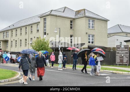 Bantry, West Cork, Irland. August 2021. Tausende von Menschen marschierten durch die Straßen von Bantry, um das Bantry General Hospital zu retten. Kredit: Karlis Dzjamko/Alamy Live Nachrichten Stockfoto