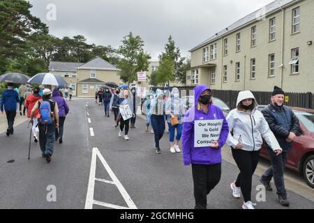Bantry, West Cork, Irland. August 2021. Tausende von Menschen marschierten durch die Straßen von Bantry, um das Bantry General Hospital zu retten. Kredit: Karlis Dzjamko/Alamy Live Nachrichten Stockfoto