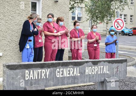 Bantry, West Cork, Irland. August 2021. Tausende von Menschen marschierten durch die Straßen von Bantry, um das Bantry General Hospital zu retten. Kredit: Karlis Dzjamko/Alamy Live Nachrichten Stockfoto