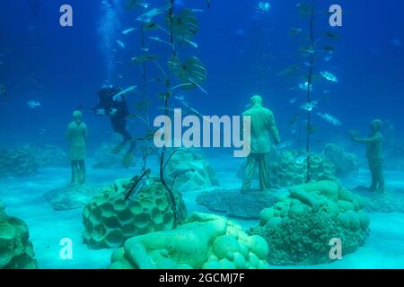 Museum der Unterwasserskulptur Ayia Napa (MUSAN). Kunstwerk Bildhauer Jason deCaires Taylor. Mittelmeer, Ayia Napa, Zypern. Am 31. Juli 2021 wurde das Museum für Unterwasserskulptur Ayia Napa (MUSAN) eröffnet. Stockfoto