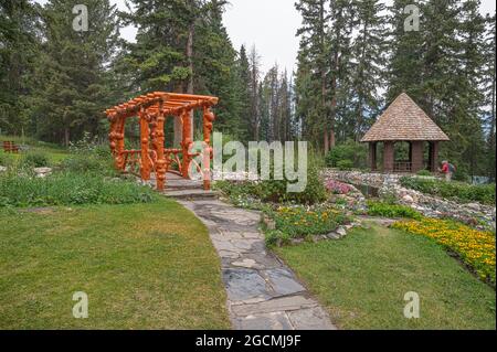 Blick auf einen Pavillon und eine Brücke in den öffentlichen Gärten der Cascade in Banff, Alberta, Kanada Stockfoto