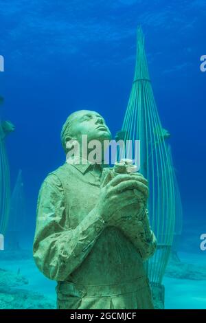 Museum der Unterwasserskulptur Ayia Napa (MUSAN). Kunstwerk Bildhauer Jason deCaires Taylor. Mittelmeer, Ayia Napa, Zypern. Am 31. Juli 2021 wurde das Museum für Unterwasserskulptur Ayia Napa (MUSAN) eröffnet. Stockfoto
